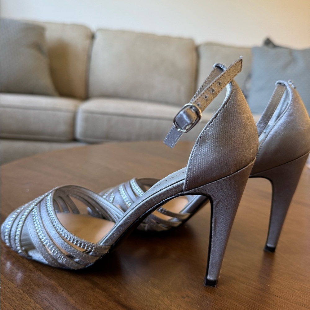Adrianna Papell Women’s Rhinestone Heels grey/silver color size 6 - Picture 4 of 6